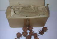 Scatola 1940-50 con tacchetti di cuoio per scarpe da calcio